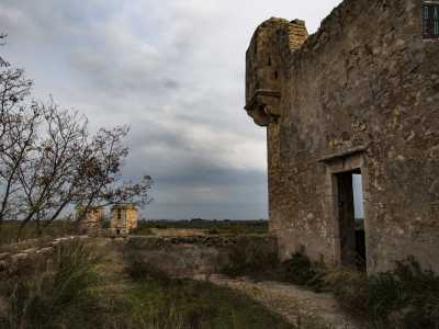 C'� anche un balconcino da cui poter osservare la campagna circostante, ma decidiamo di ammirare il panorama da una posizione pi� privilegiata